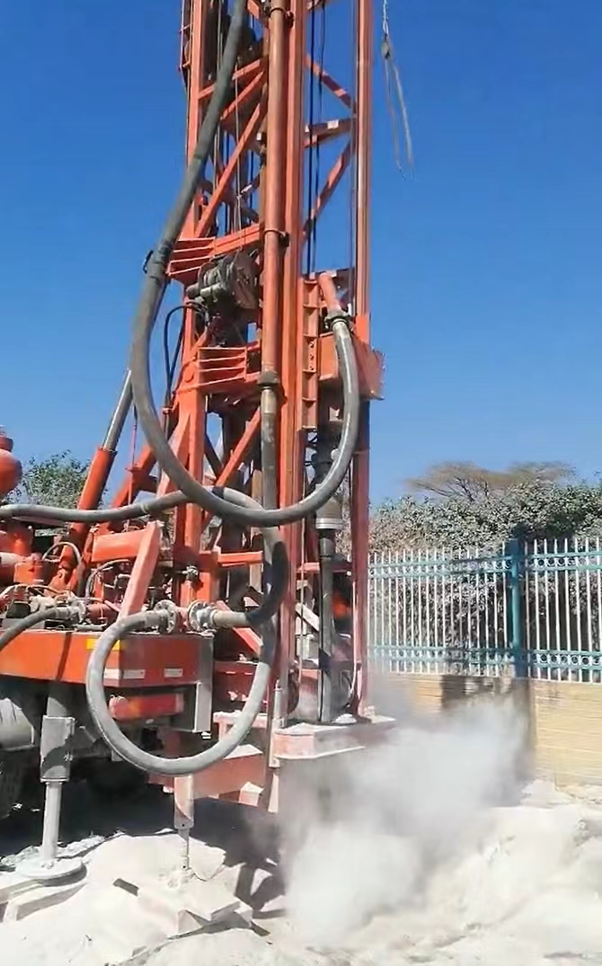 科曼多鉆機(jī)CDC-400K車(chē)載鉆機(jī)在非洲鉆井